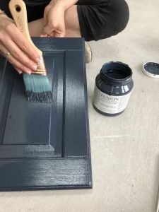 بازسازی و رنگ کابینت چوبی